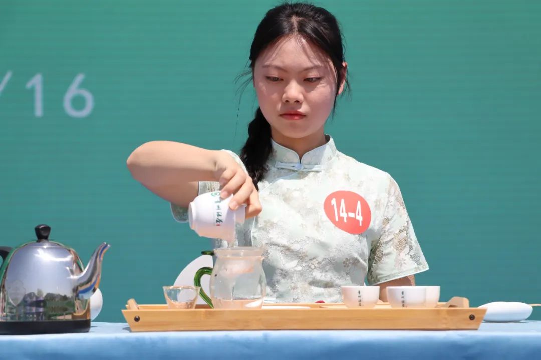 第十四届“贵州绿茶”杯全民冲泡大赛今日落幕 贵州学子和湖北游客共享最高荣誉