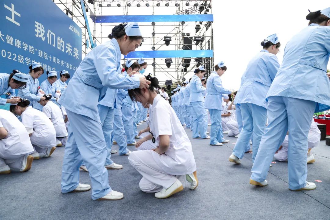 贵州工商职业学院大健康学院“建院十周年庆”，千余名护生进行“授帽仪式”！