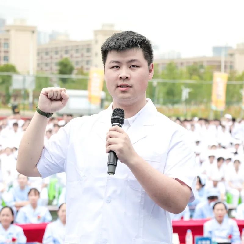 贵州工商职业学院大健康学院“建院十周年庆”，千余名护生进行“授帽仪式”！