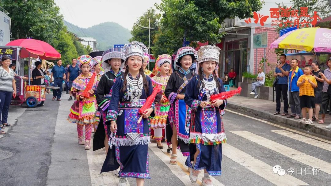 西苗故里民族服饰展演秀出“最炫民族风”