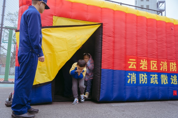 必胜客“小小消防员”消防体验营 寓教于乐学知识