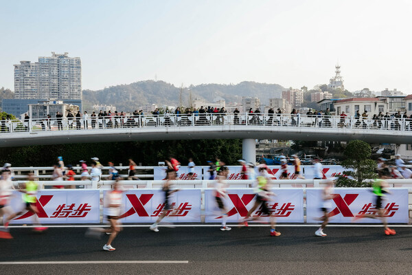 特步160X冠军版跑鞋助力董国建斩获厦门马拉松中国籍冠军