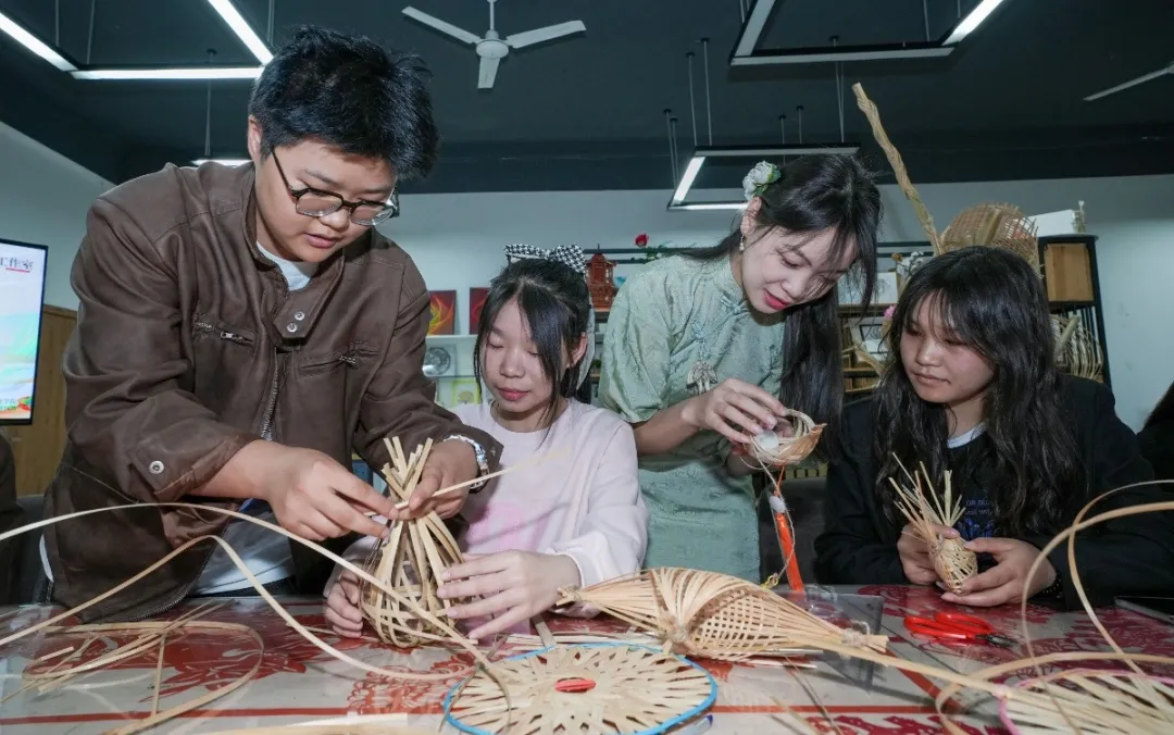 贵工商学子用数字设计点亮非遗竹编 助力新质生产力发展