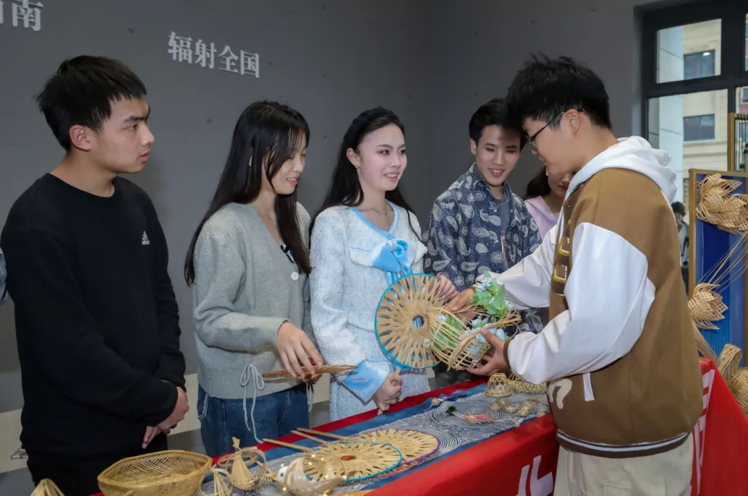 贵工商学子用数字设计点亮非遗竹编 助力新质生产力发展