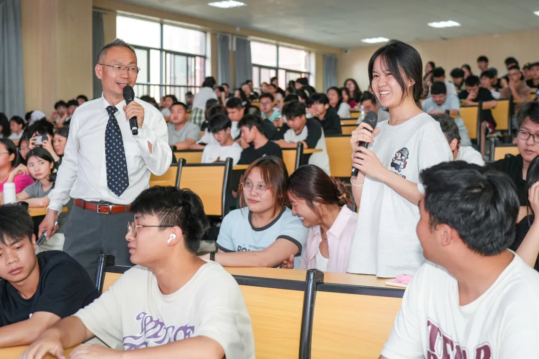 衡彦甫博士为贵工商学子开展“大学生幸福从心开始”讲座