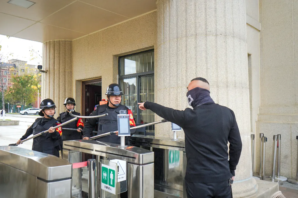 「共筑金盾防线 守卫校园平安」贵州工商职业学院开展校园反恐防暴突击演练提升培训会 