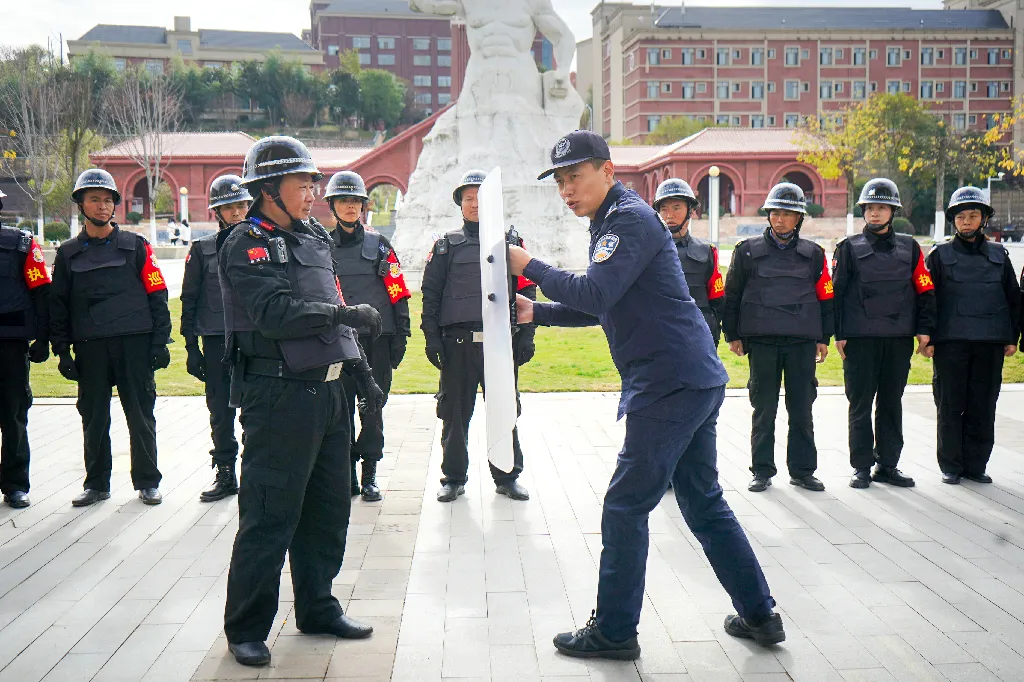 「共筑金盾防线 守卫校园平安」贵州工商职业学院开展校园反恐防暴突击演练提升培训会 